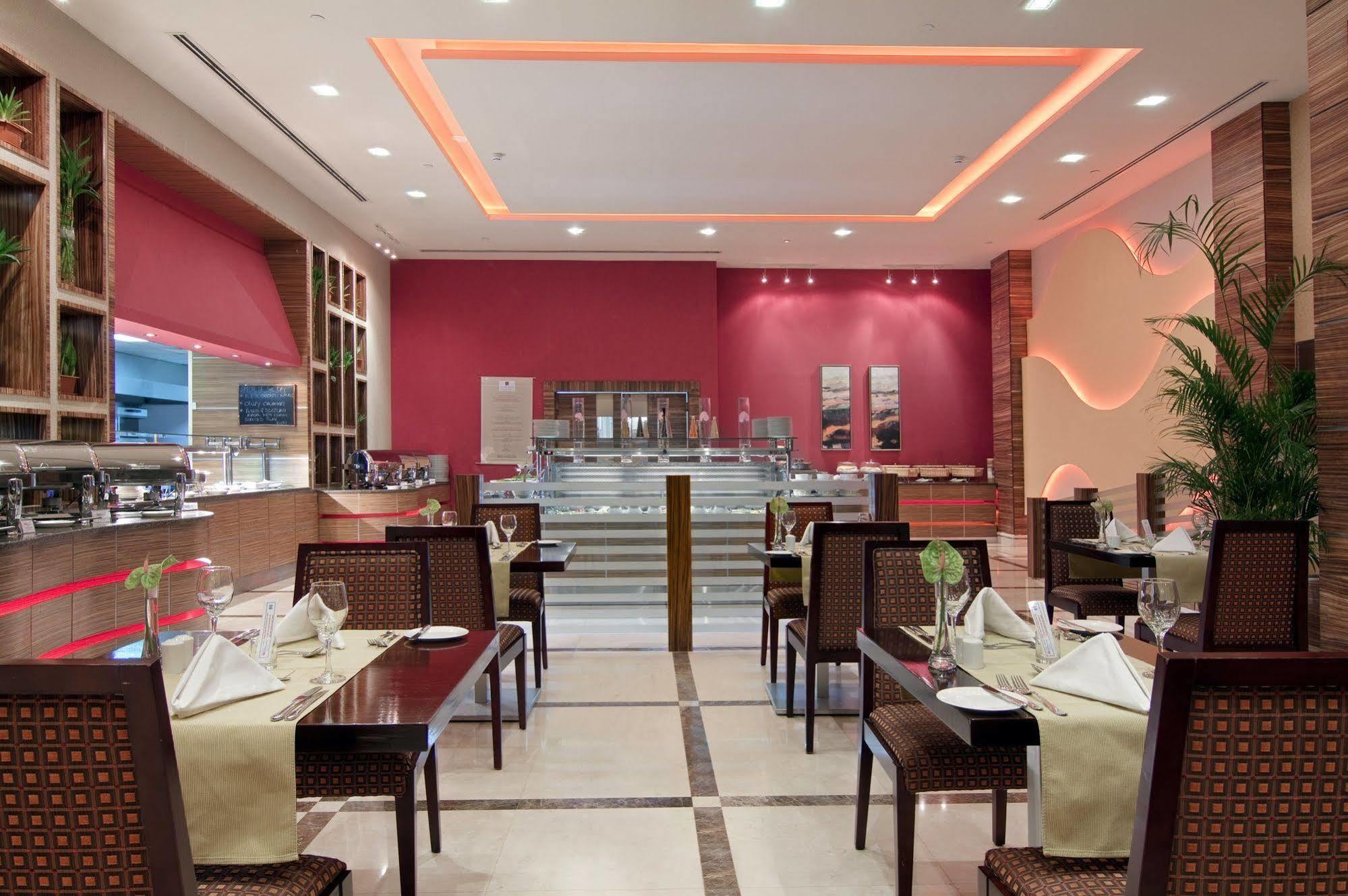 Hilton Garden Inn Riyadh Olaya Restaurant foto
